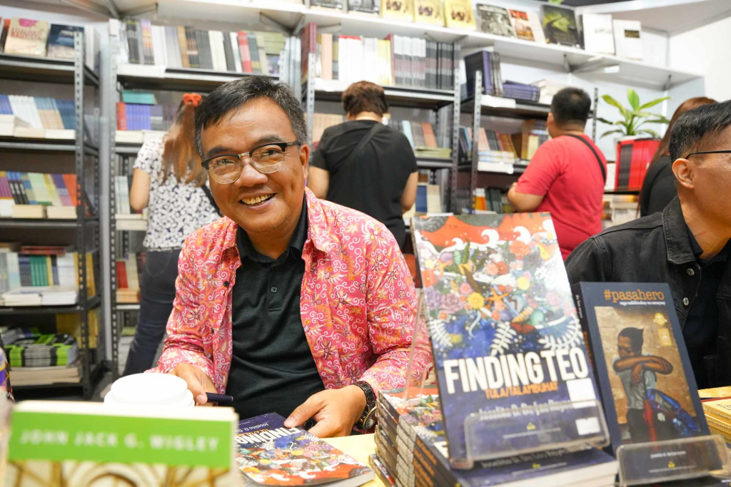 Delos Reyes of Creative Writing, RCCAH receives ‘Best Book of Nonfiction in Filipino’ in 2022 Gintong Aklat Awards